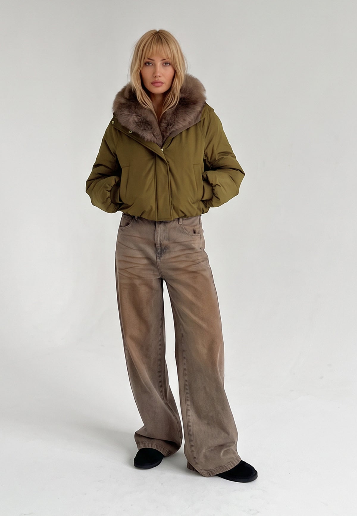 Kurtka Belaro khaki na modelce, widok z przodu
