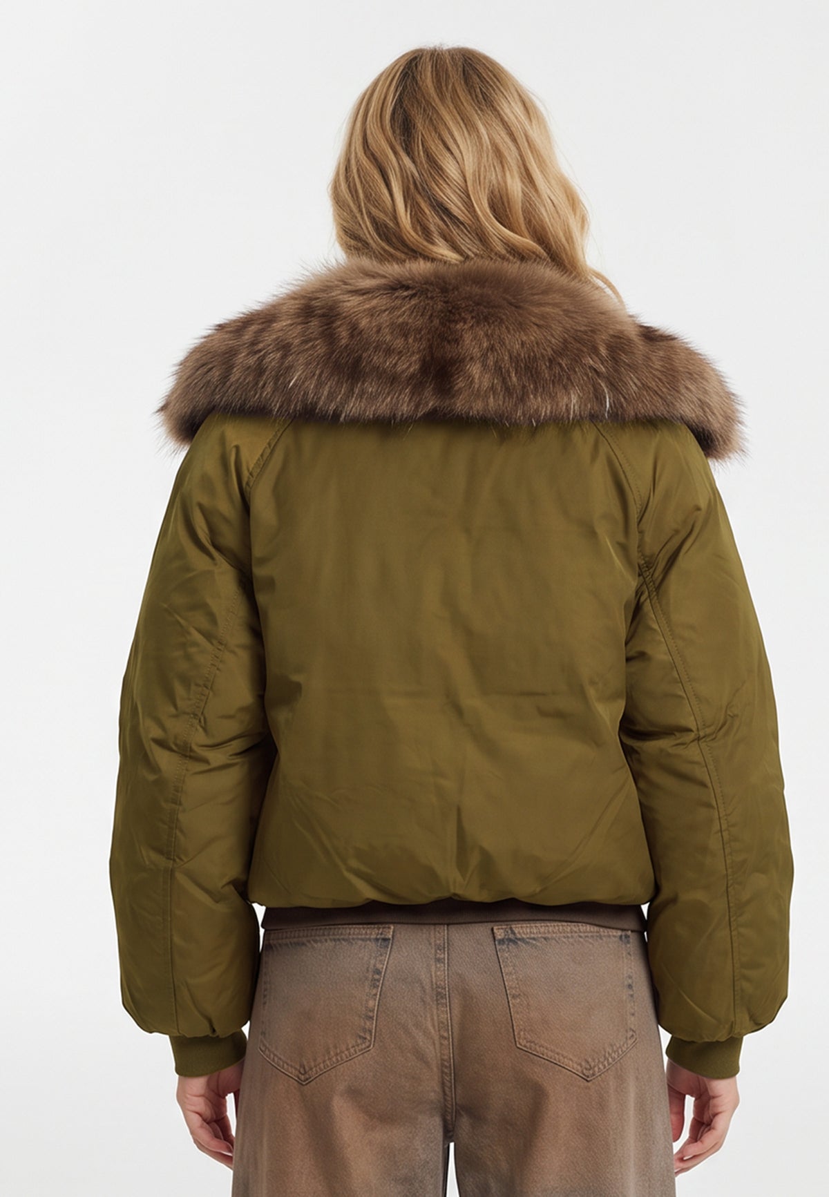 Kurtka Belaro khaki na modelce, widok z tyłu