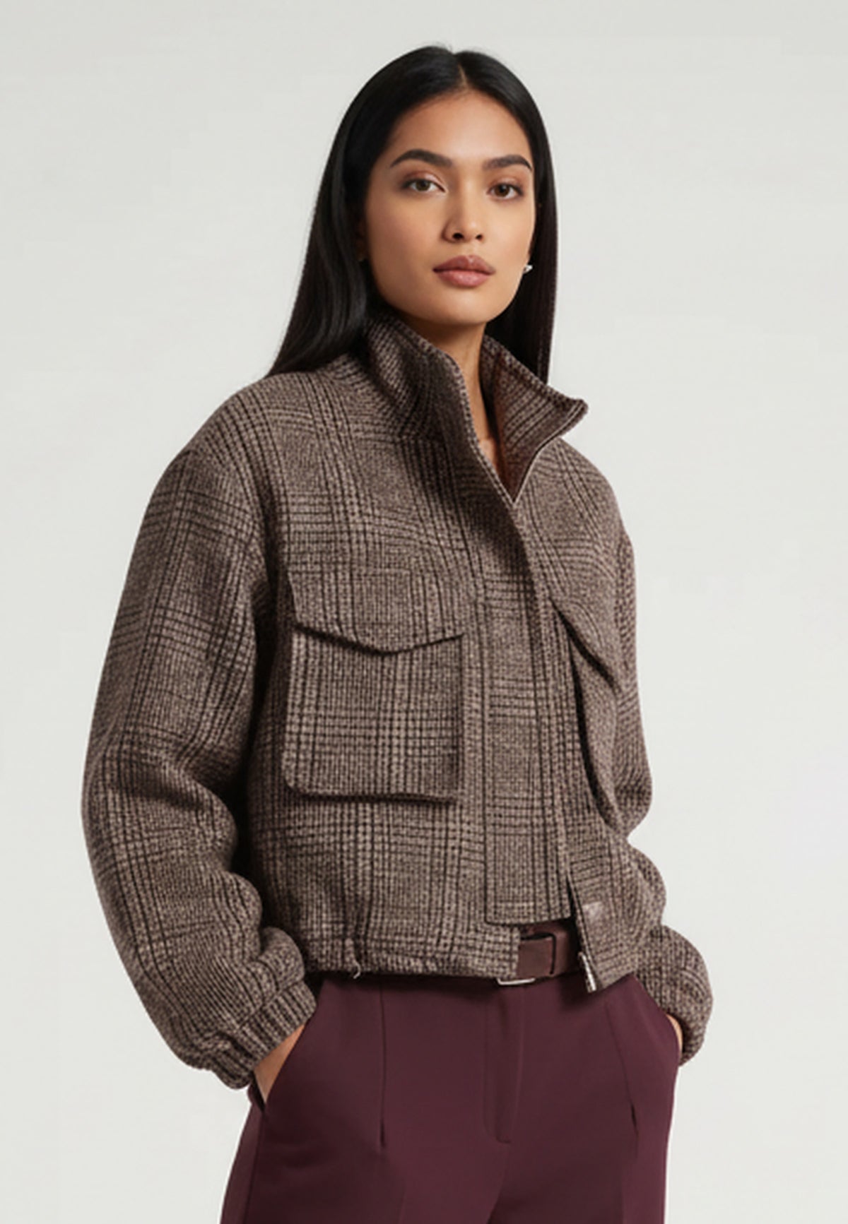 Krótka kurtka Imperial w kratę, stylizacja na modelce