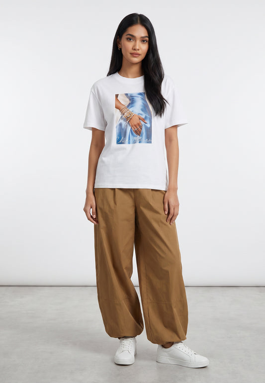 T-shirt Imperial – Biały z Niebieskim Printem Foto